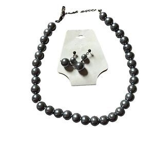 Faux pearl necklace and earring set